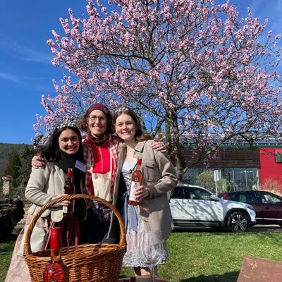 Die Gimmeldinger Mandelblütenhoheiten Königin Erva und Prinzessin Maja mit der Kultur- und Weinbotschafterin Brigitta Heyl