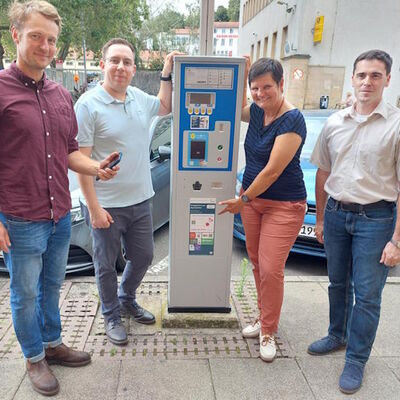 Freuen sich über das neu aufgestellte Angebot (v.li.) Philipp Zimmermann von smartparking e.V., Andreas Rücker (Verkehrsüberwachung), Dezernentin Waltraud Blarr und Timo Strasser (Parkraummanagement).
