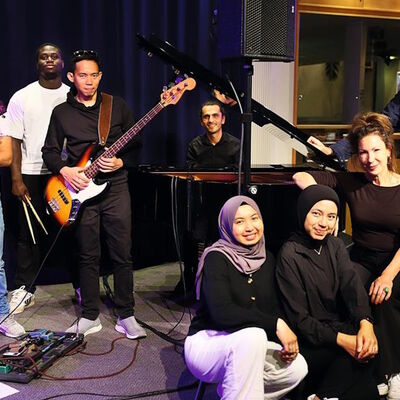 Gruppenbild der Band Shaian mit ihren Instrumenten.