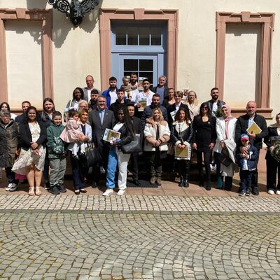 Oberbürgermeister Marc Weigel überreicht 33 Neustadterinnen und Neustadtern ihre Einbürgerungsurkunde.