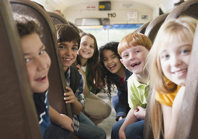 Bild vergrern: Kinder im Schulbus