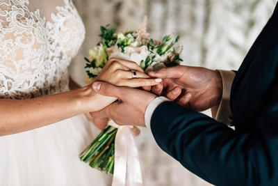 Bild vergrößern: exchange of wedding rings white